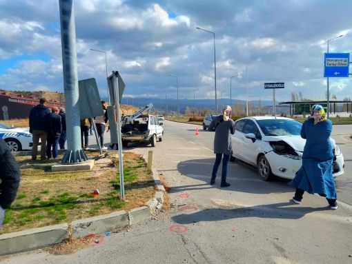 Osmancık Küçük Sanayii Sitesi kavşağında trafik kazası  6